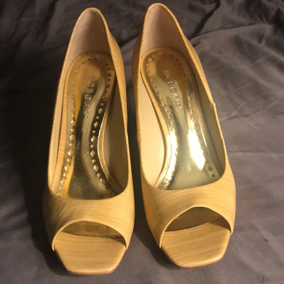 BCBG patent peep toe pumps size 8 - Picture 2 of 4